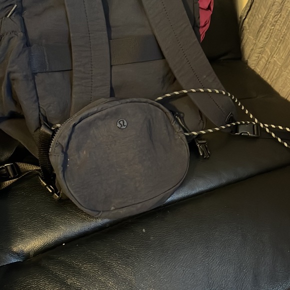 Lulu lemon back pack with detachable purse - Picture 5 of 5